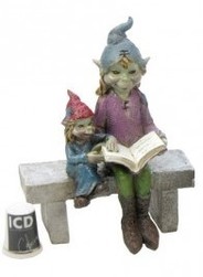 Elfe et son enfant lisant assis sur un banc