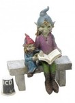 Elfe et son enfant lisant assis sur un banc